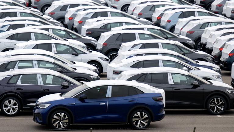 Fertige E-Autos warten auf einem Sammelplatz in der Nähe von Zwickau auf ihre Verladung. (Archiv)