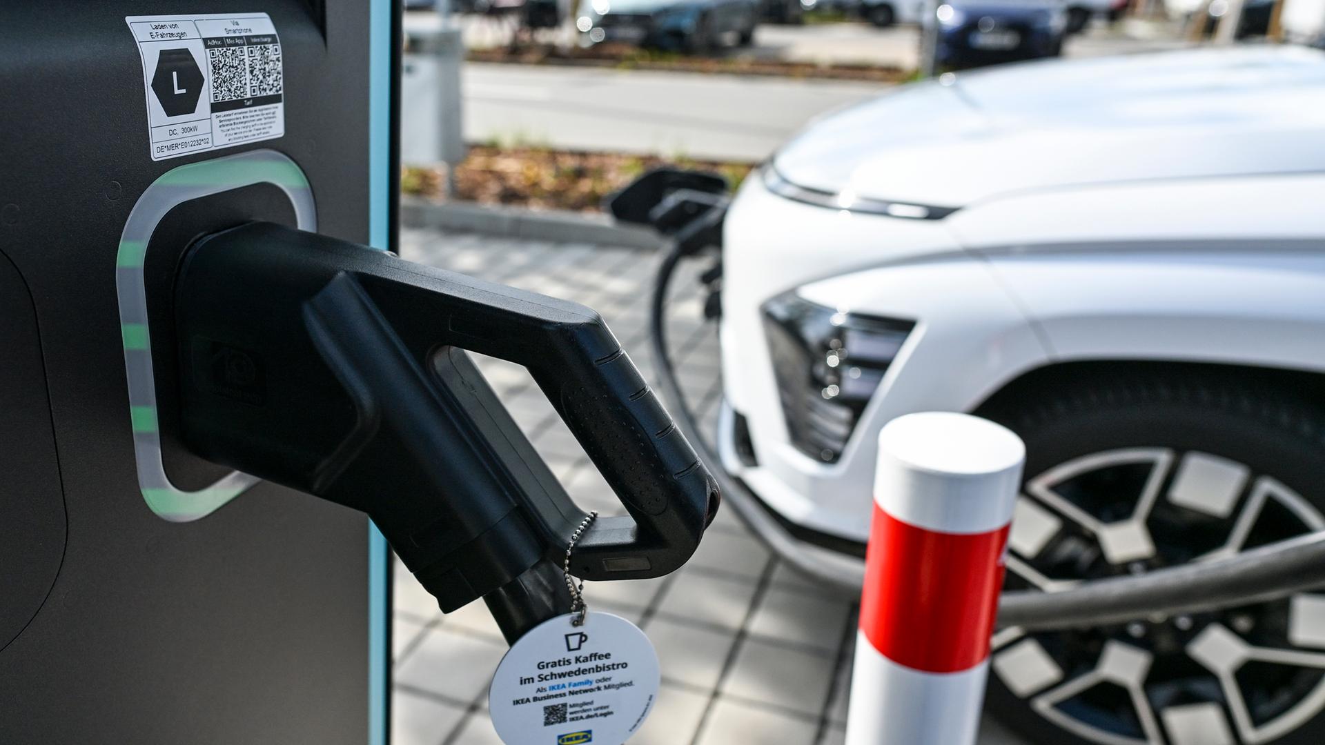 Ein Ladekabel für ein E-Auto ist in eine Ladesäule gesteckt.