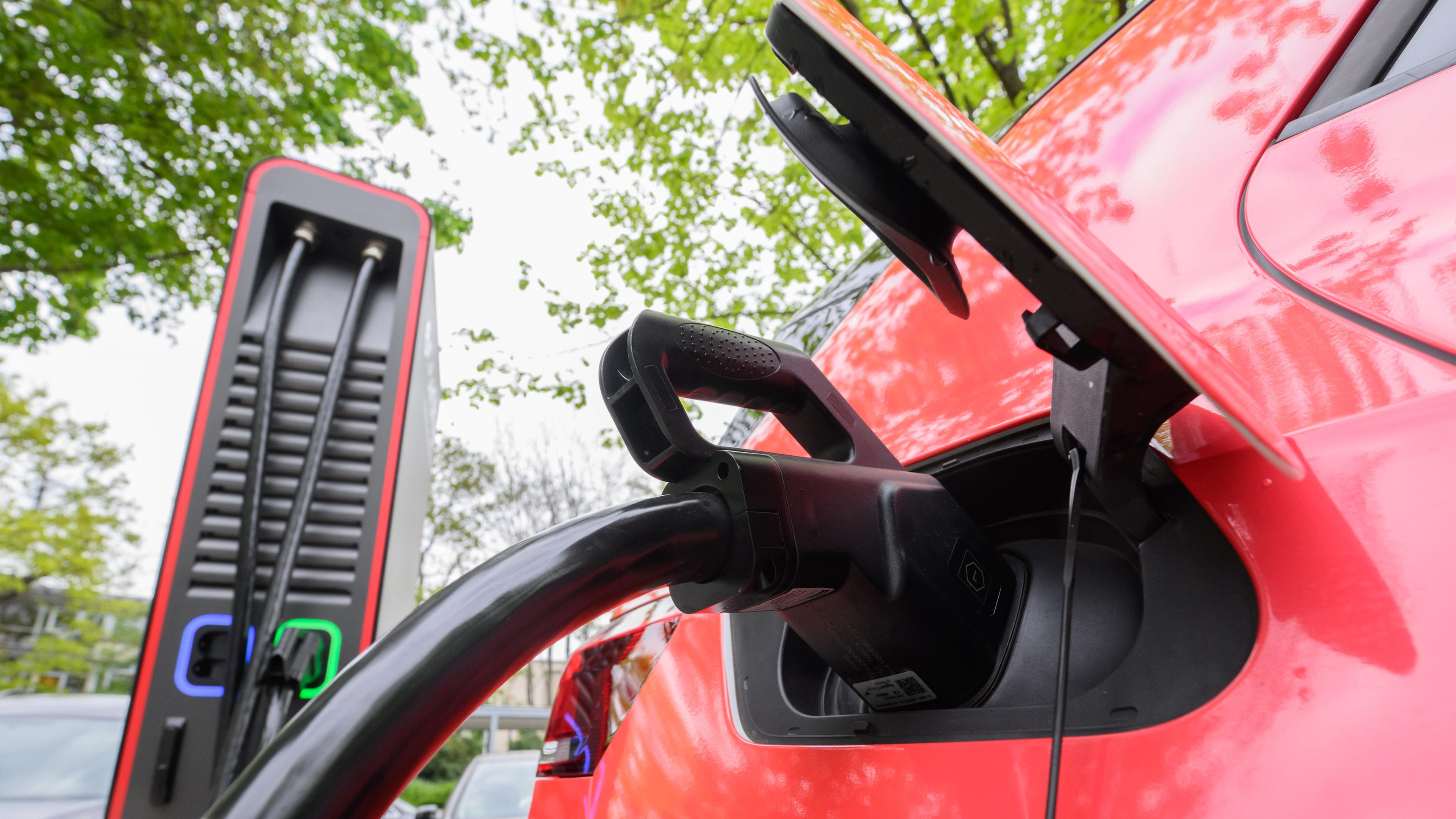 Niedersachsen, Hannover: Ein Elektroauto lädt bei einem Pressetermin an einer neuen Schnellladesäule.