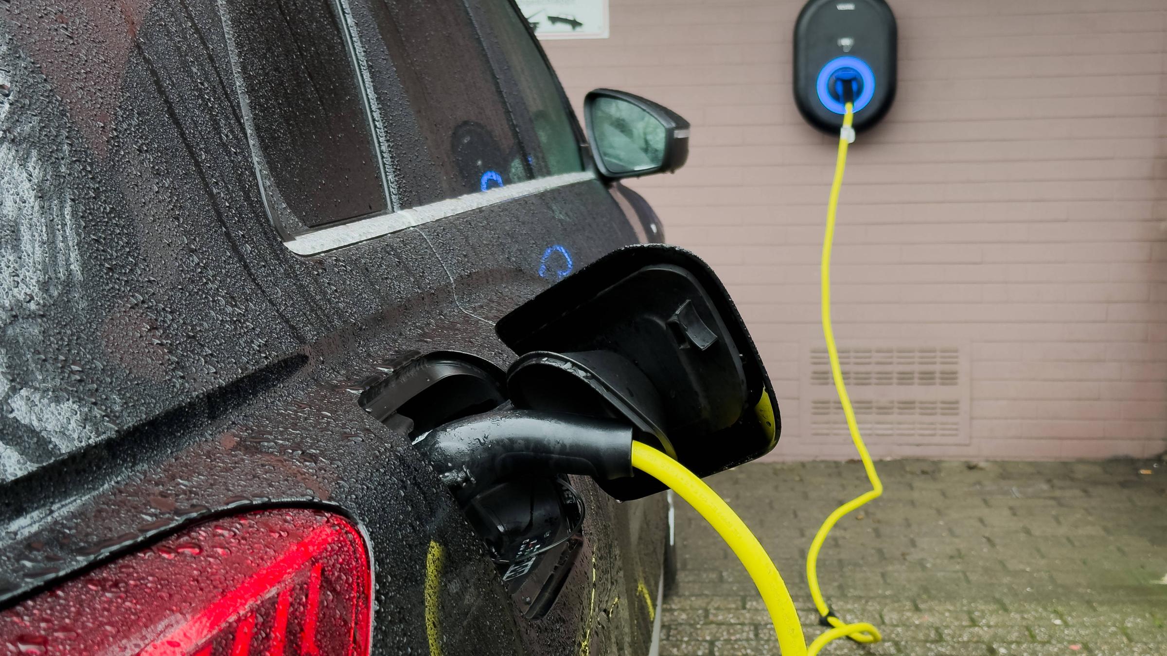 E-Auto wird an Wallbox aufgeladen