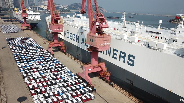 In China hergestellte E-Autos für den Export im Hafen von Lianyungang (China)