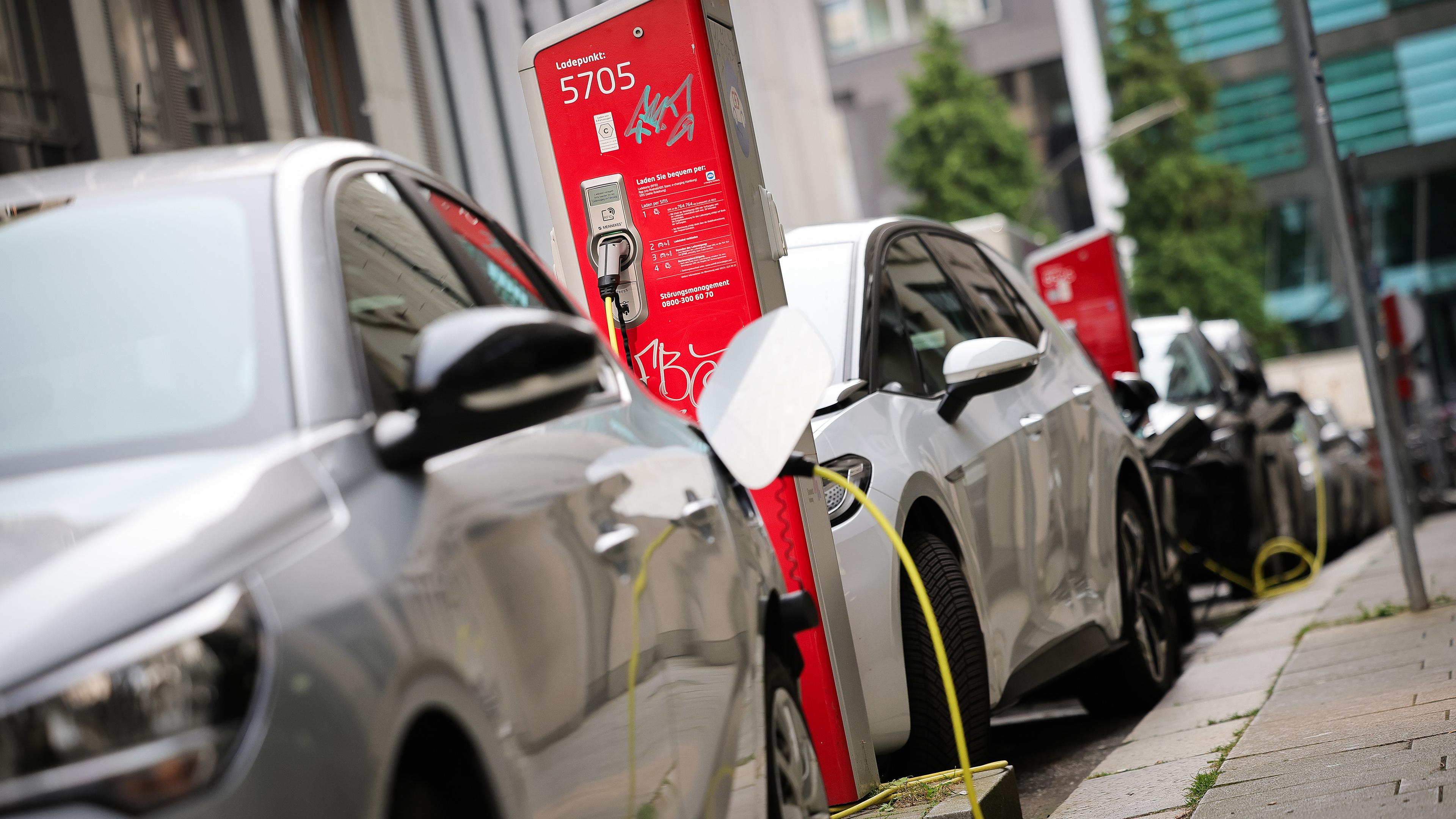 Elektrofahrzeuge werden an einer Ladesäule in der Innenstadt von Berlin geladen, aufgenommen am 30.08.2023