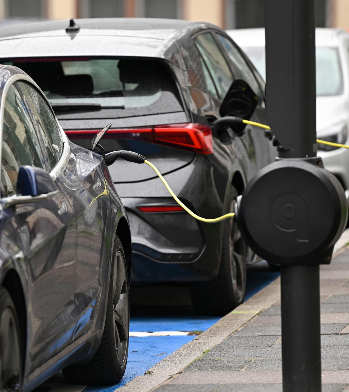 Hessen, Frankfurt/Main: E-Autos stehen in der Innenstadt an neuartigen E-Ladesäulen des Münchener Ladebetreibers Qwello GmbH.