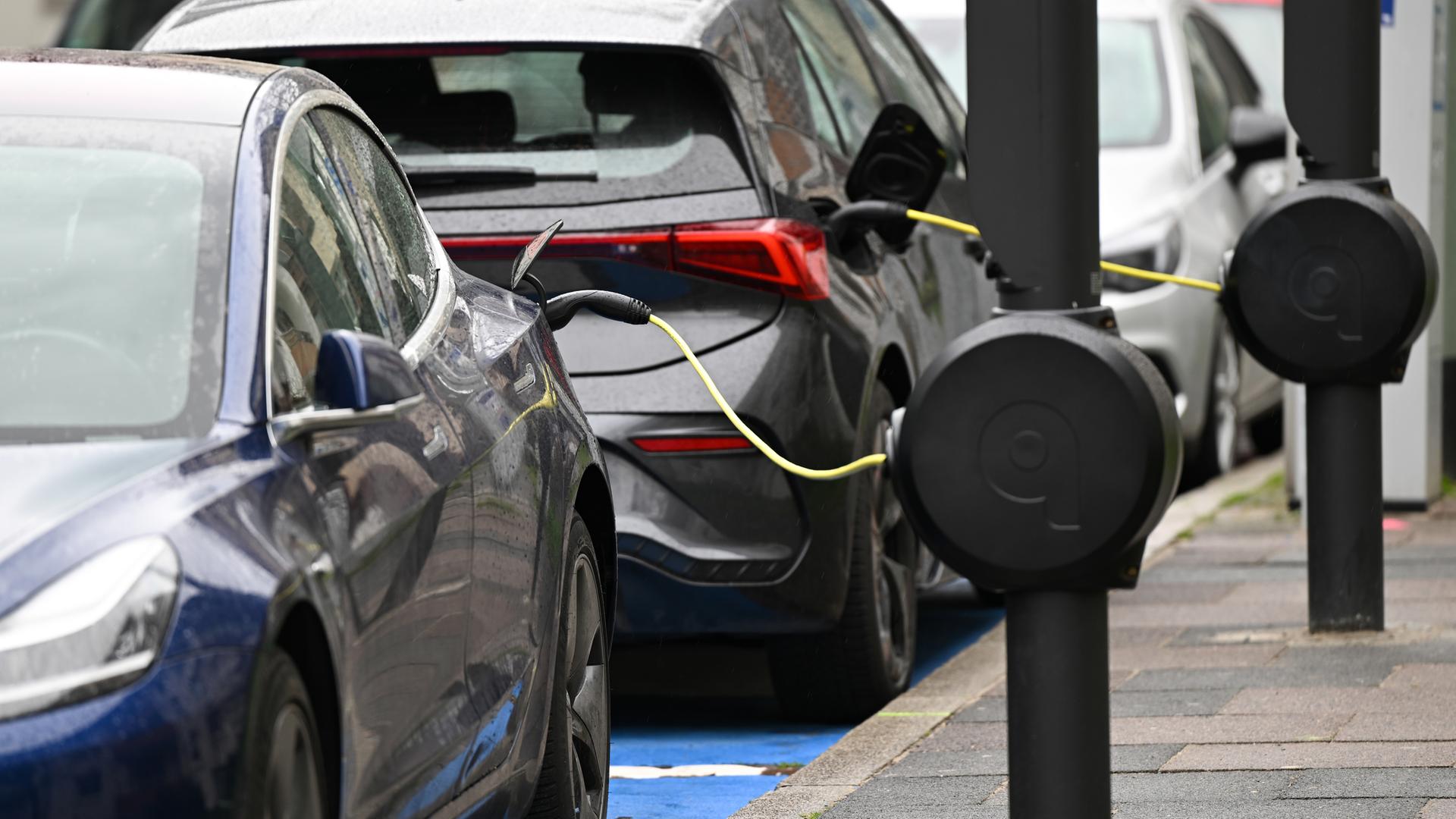 Hessen, Frankfurt/Main: E-Autos stehen in der Innenstadt an neuartigen E-Ladesäulen des Münchener Ladebetreibers Qwello GmbH.