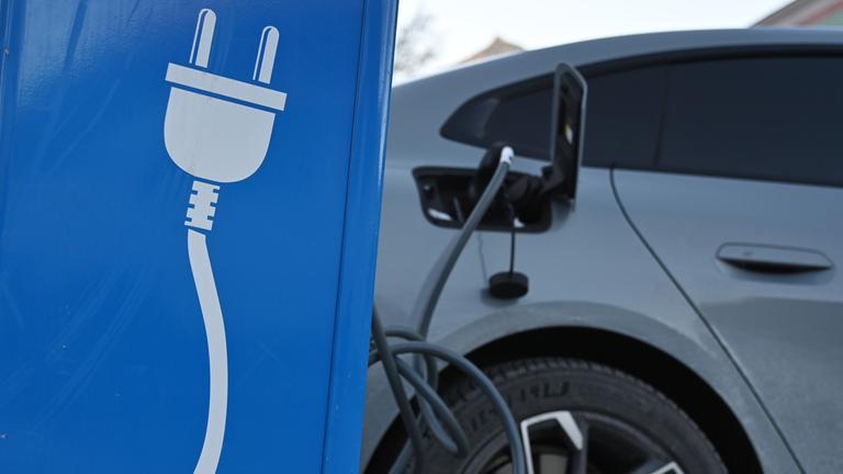 Ein E-Auto an der Ladesäule.