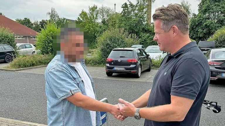 Der zerknirschte Fahrrad-Dieb bringt das E-Bike nach einem Jahr dem Fahrradhändler zurück. Die beiden besiegeln das mit einem Handschlag.