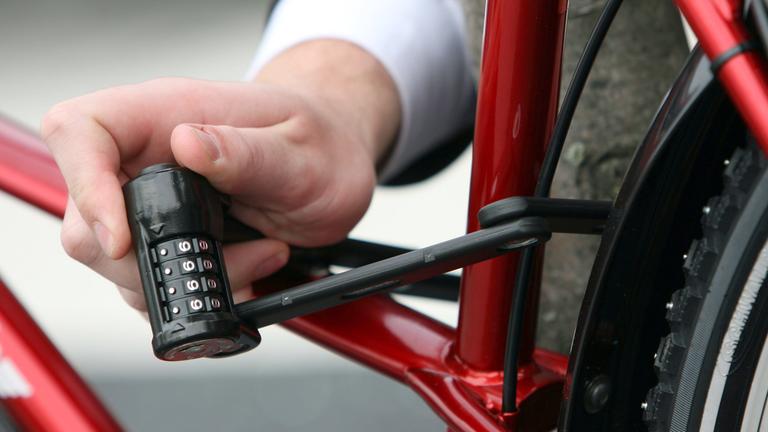 Ein Gelenkschloss mit Zahlenkombination.