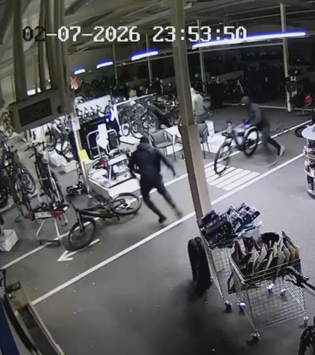 Eine Überwachungskamera zeigt wie Diebe drei Fahrräder klauen.