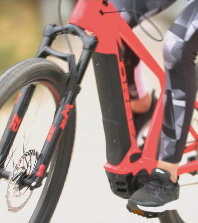 Jemand fährt ein rotes E-Bike.