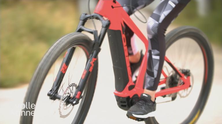 Jemand fährt ein rotes E-Bike.