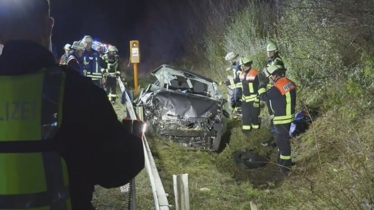 Verunfalltes Auto mit Rettungskräften