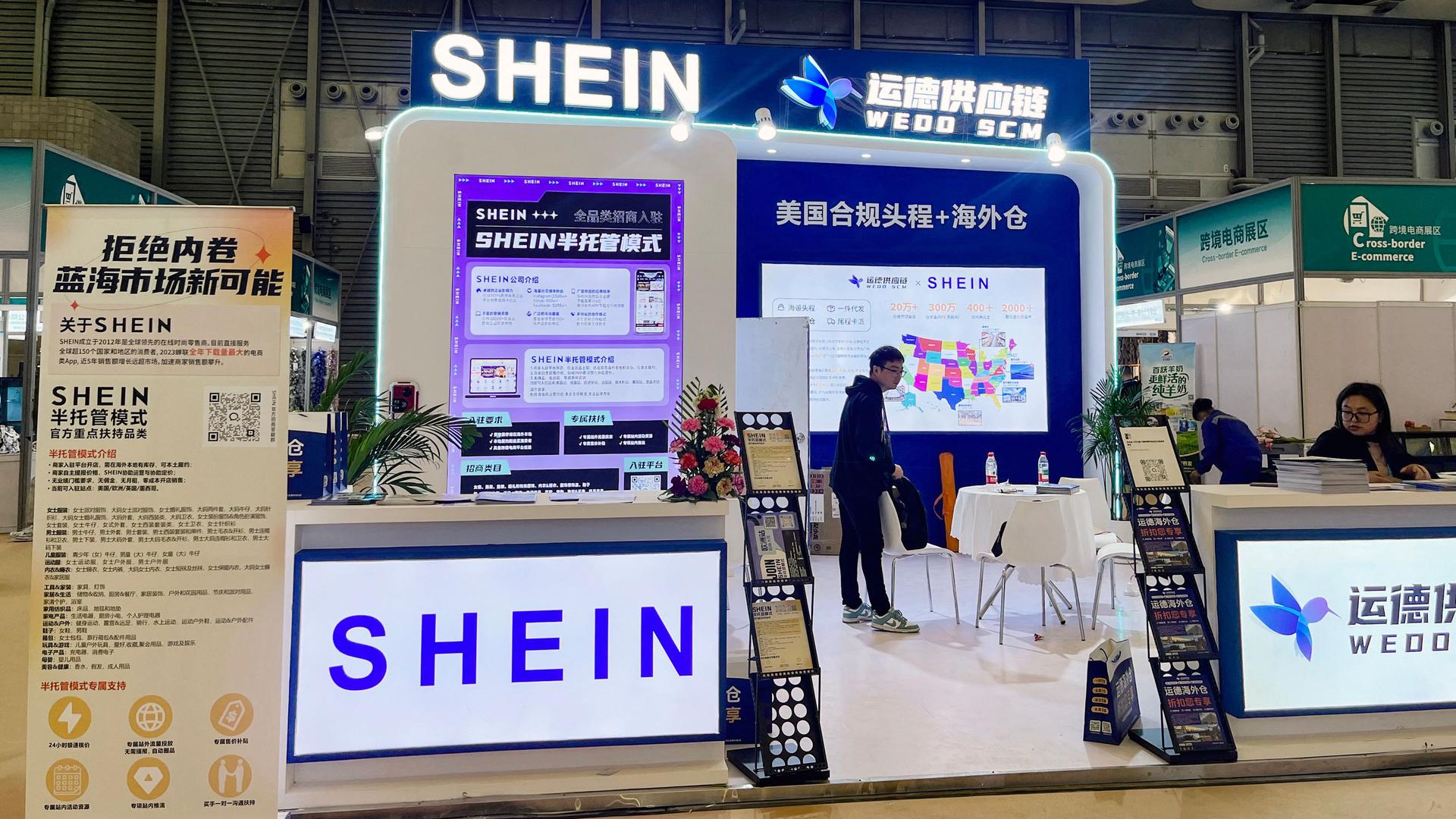 Das Logo des E-Commerce-Riesen Shein ist an seinem Stand auf der East China Fair Trade Expo in Shanghai zu sehen