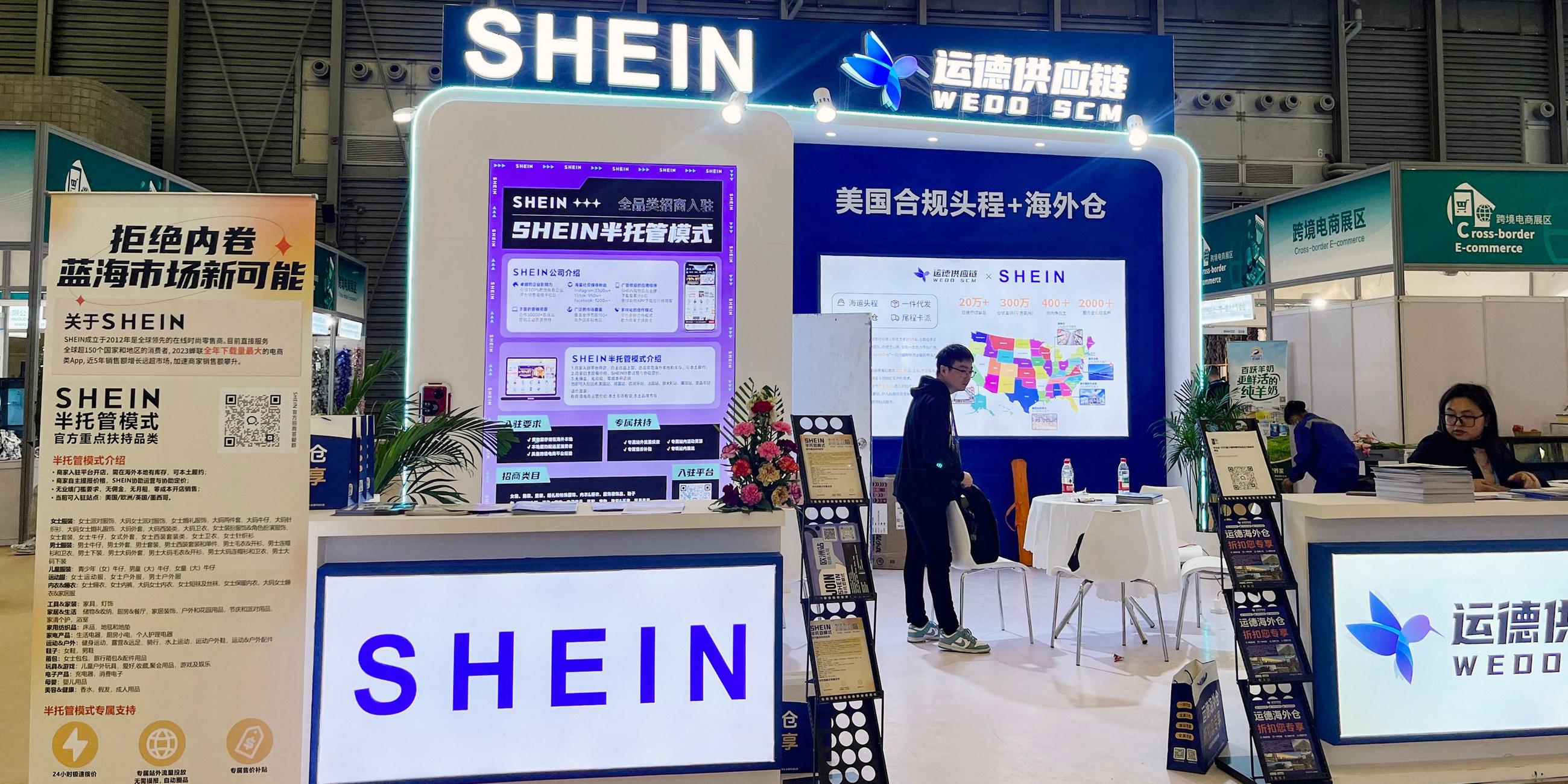 Das Logo des E-Commerce-Riesen Shein ist an seinem Stand auf der East China Fair Trade Expo in Shanghai zu sehen