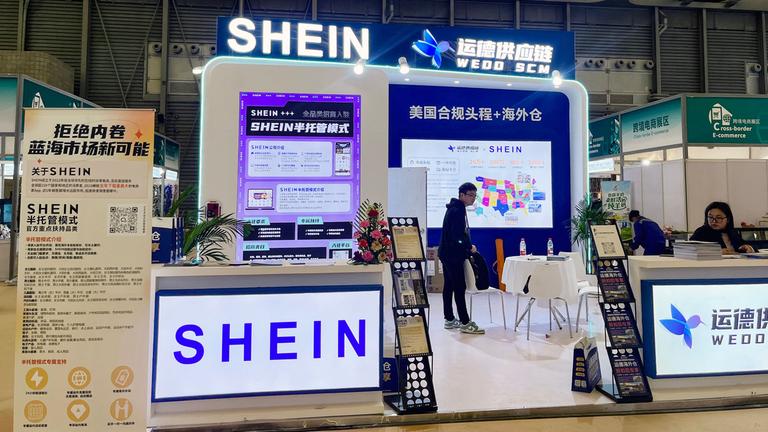 Das Logo des E-Commerce-Riesen Shein ist an seinem Stand auf der East China Fair Trade Expo in Shanghai zu sehen