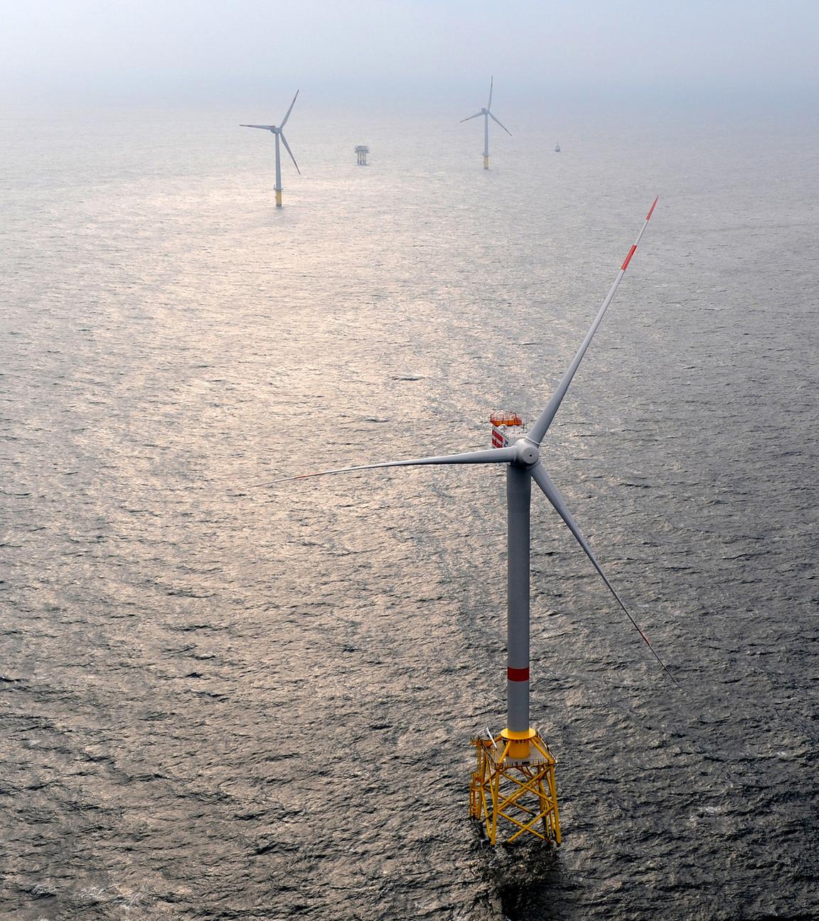 Das luftbild zeigt den offshore-windpark "alpha ventus" etwa dreissig kilometer vor der ostfriesischen insel borkum (kreis leer) in der nordsee (archivfoto vom 12.11.2011). Der windpark besteht aus zwoelf windraedern mit unterschiedlichen generatorengondeln im testbetrieb. 