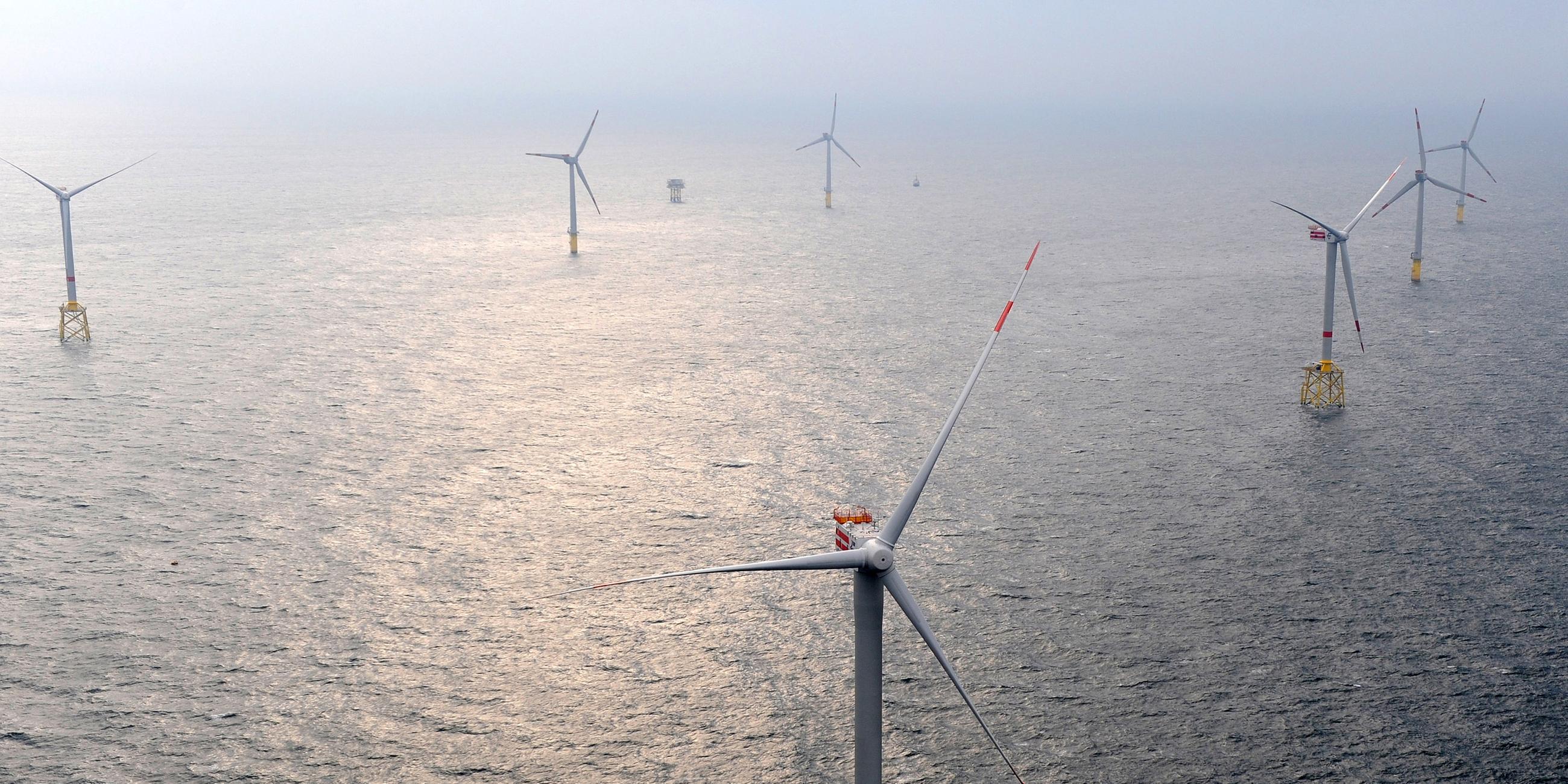 Das luftbild zeigt den offshore-windpark "alpha ventus" etwa dreissig kilometer vor der ostfriesischen insel borkum (kreis leer) in der nordsee (archivfoto vom 12.11.2011). Der windpark besteht aus zwoelf windraedern mit unterschiedlichen generatorengondeln im testbetrieb. 