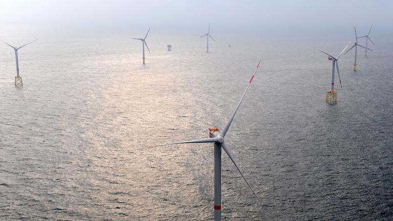 Das luftbild zeigt den offshore-windpark "alpha ventus" etwa dreissig kilometer vor der ostfriesischen insel borkum (kreis leer) in der nordsee (archivfoto vom 12.11.2011). Der windpark besteht aus zwoelf windraedern mit unterschiedlichen generatorengondeln im testbetrieb. 