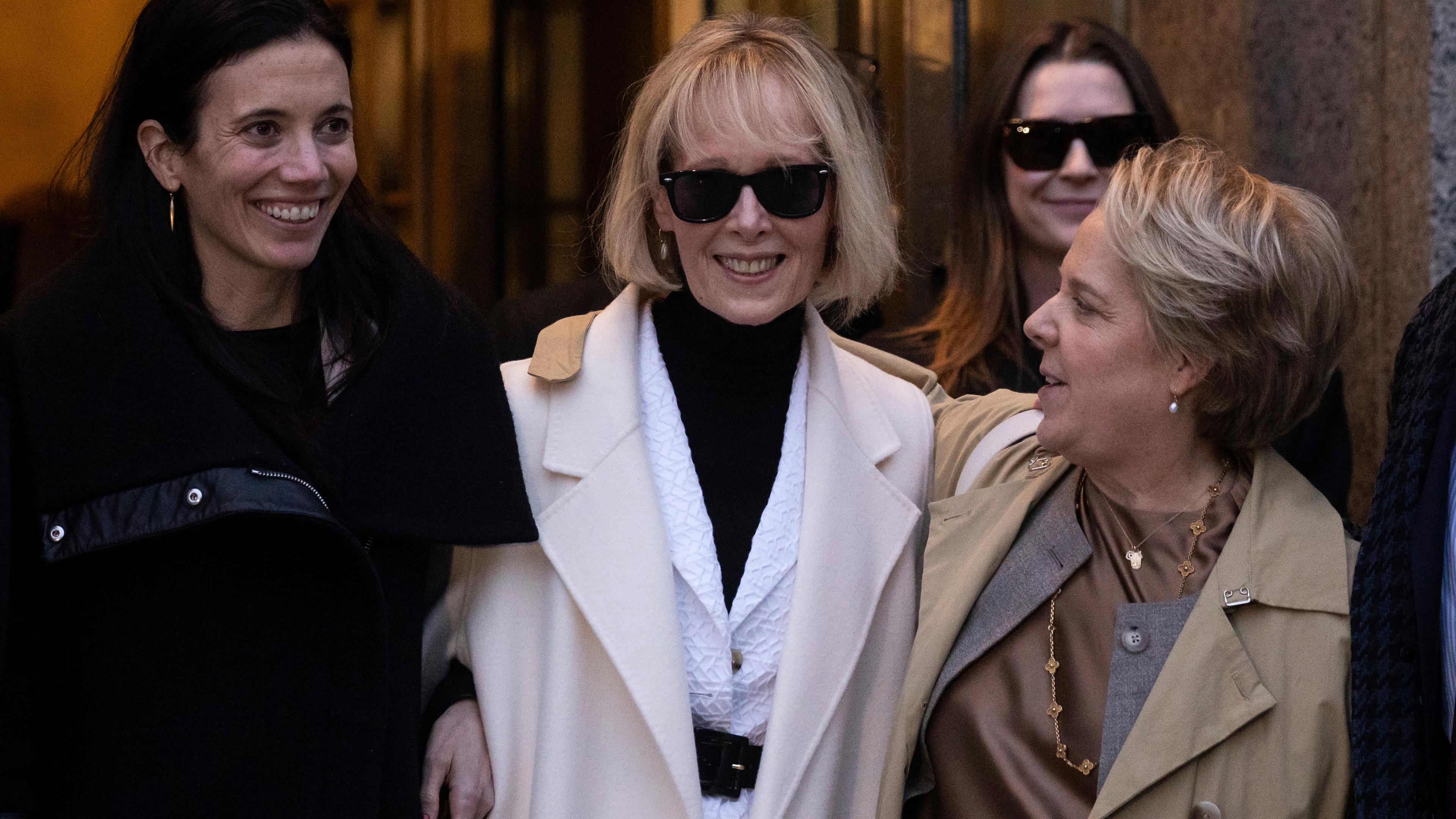 Autorin E. Jean Carroll (Mitte) verlässt das Bundesgericht in New York.