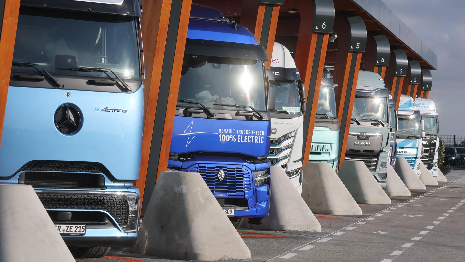 Thüringen, Kraftsdorf: Lkw mit Elektroantrieb stehen in einer Ladebox bei der Einweihung eines Ladeparks für E-Lastwagen am Hermsdorfer Kreuz.