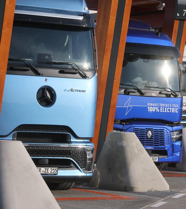 Thüringen, Kraftsdorf: Lkw mit Elektroantrieb stehen in einer Ladebox bei der Einweihung eines Ladeparks für E-Lastwagen am Hermsdorfer Kreuz.