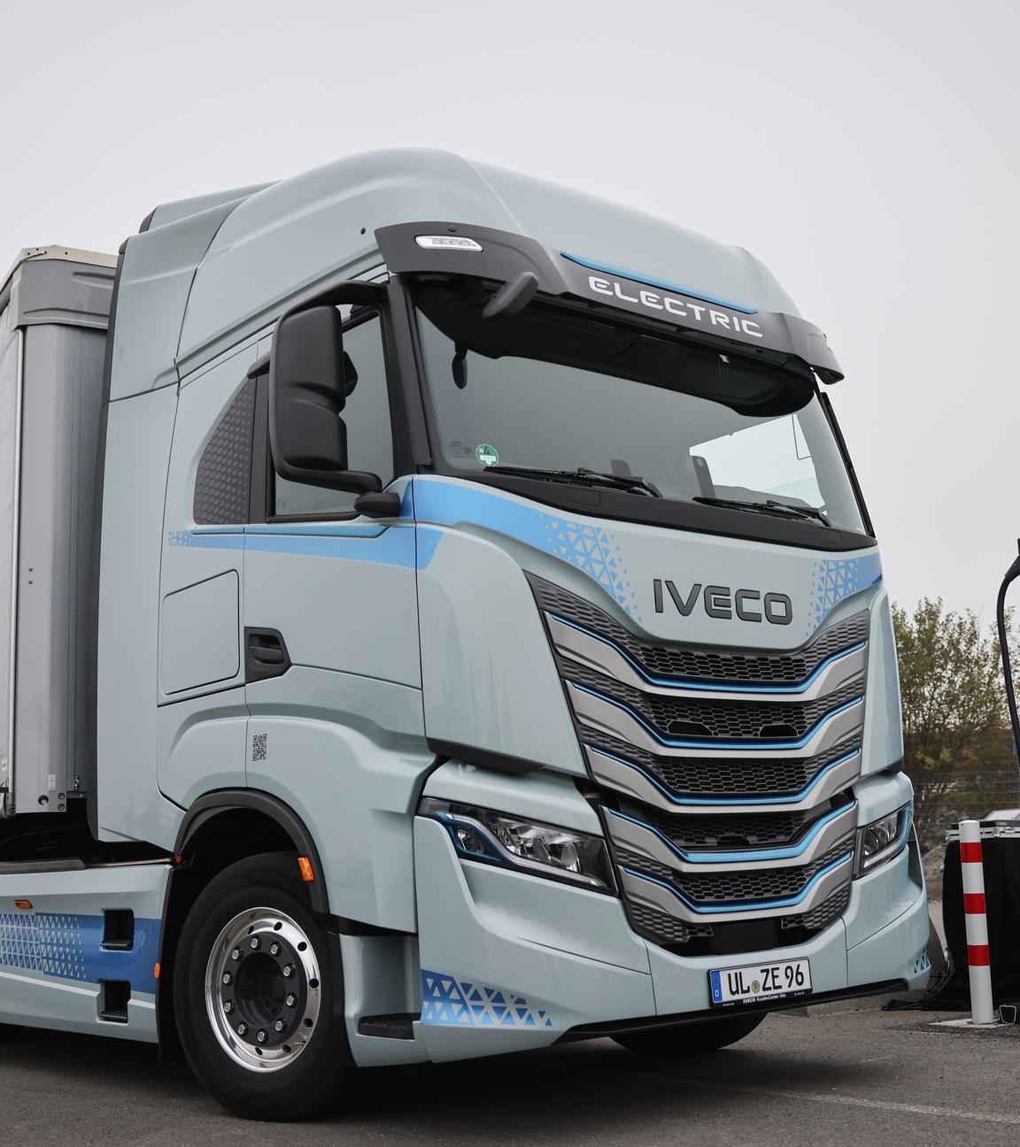 06.11.2024, Hamburg: Ein Elektro-Lastwagen «Iveco S-eway» fährt an eine Ladesäule bei einem Pressetermin zur Eröffnung eines Ladhubs für Elektro-Lkw am Cruise Center Steinwerder im Hafen Hamburg.