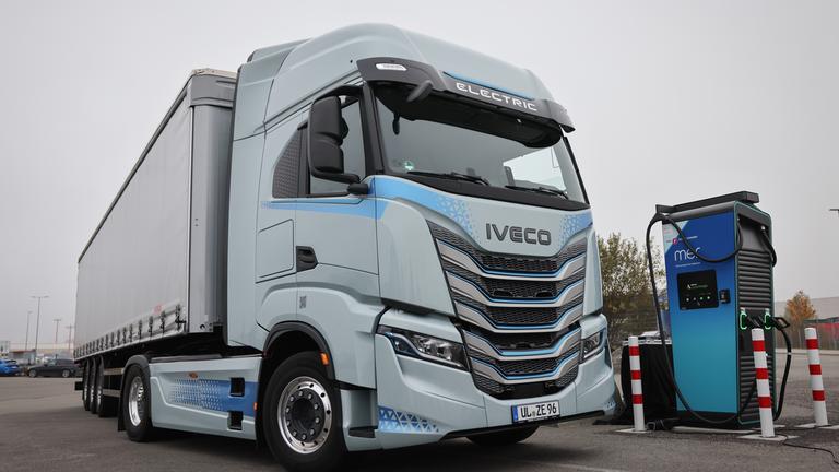 06.11.2024, Hamburg: Ein Elektro-Lastwagen «Iveco S-eway» fährt an eine Ladesäule bei einem Pressetermin zur Eröffnung eines Ladhubs für Elektro-Lkw am Cruise Center Steinwerder im Hafen Hamburg.