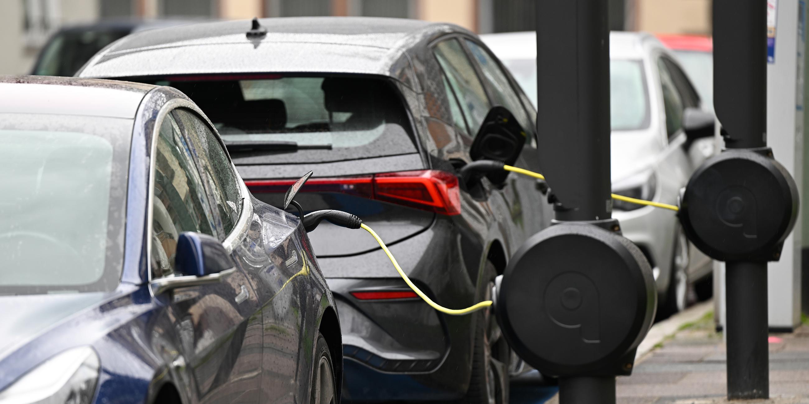 E-Autos an Ladesäulen