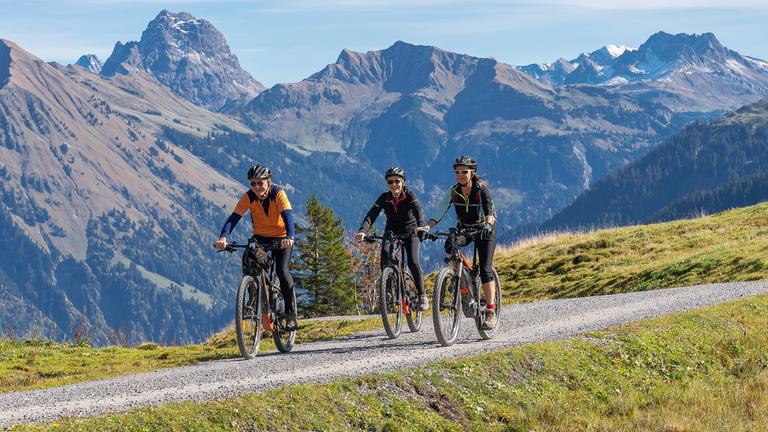 Drei Personen beim Mountainbiken in Österreich