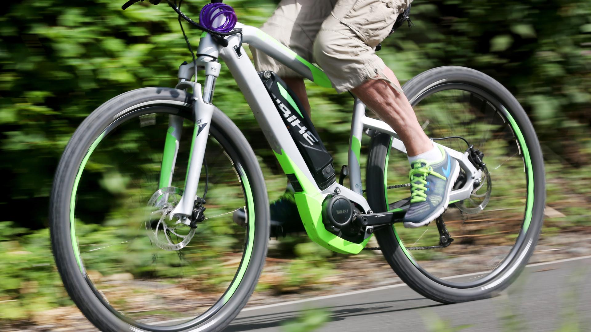 Nordrhein-Westfalen, Mülheim an der Ruhr: Ein Radfahrer fährt mit seinem E-Bike über einen Radschnellweg.