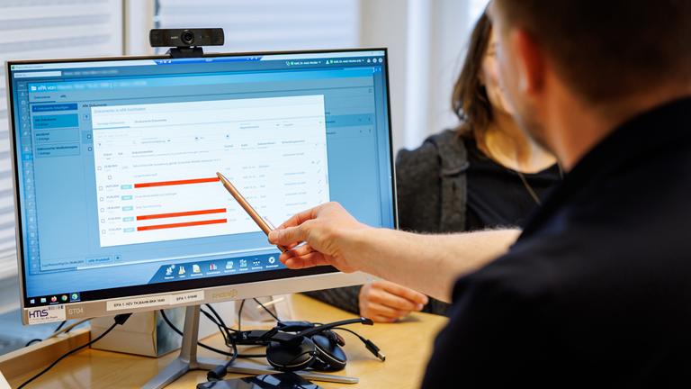 Ein Hausarzt lädt in seiner Praxis Dokumente in eine elektronische Patientenakte "ePA". 