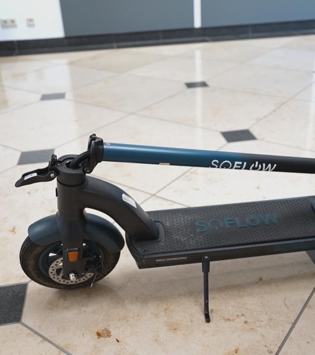 Ein E-Scooter wird zusammengeklappt
