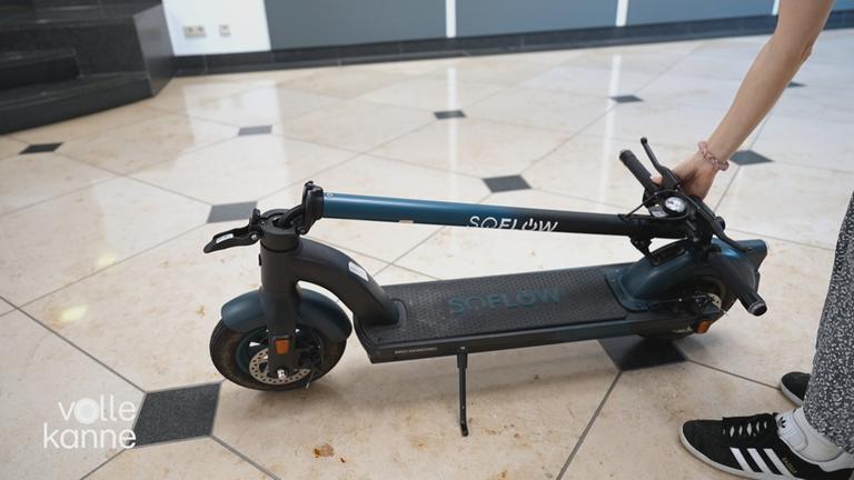 Ein E-Scooter wird zusammengeklappt