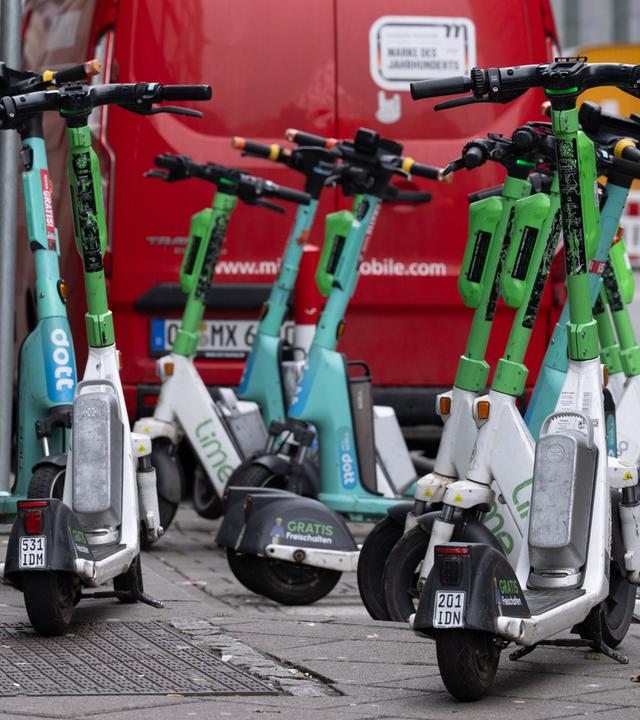 Abgestellte E-Scooter in der Innenstadt von Frankfurt.