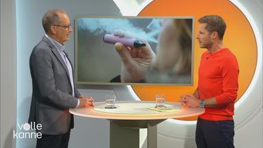 Dr. Christoph Specht bei Volle Kanne. Im Hintergrund ist ein Bild einer E-Zigarette.