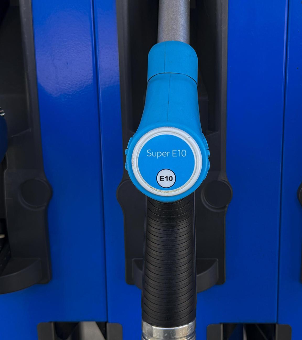 Tankstelle mit Zapfanlage mit Zapfpistolen in der Halterung