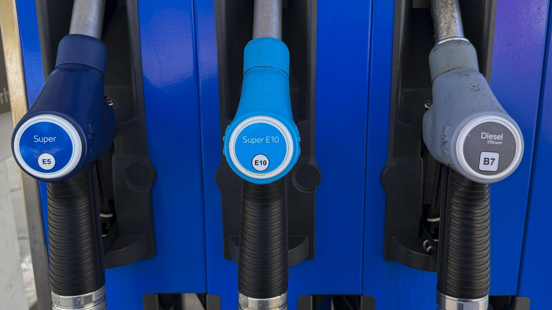 Tankstelle mit Zapfanlage mit Zapfpistolen in der Halterung