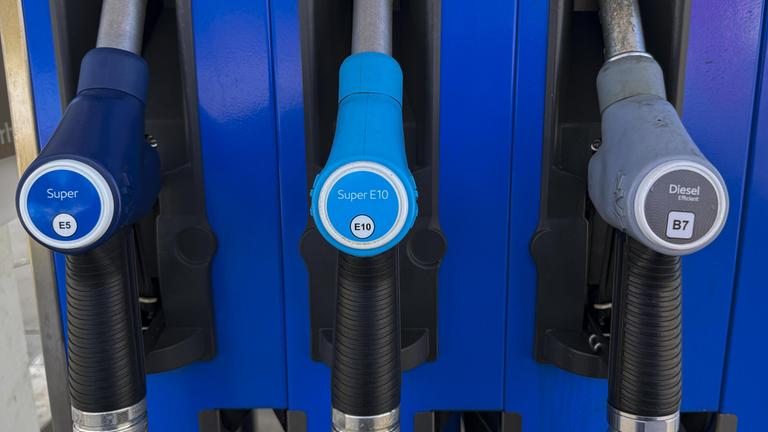 Tankstelle mit Zapfanlage mit Zapfpistolen in der Halterung