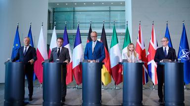 Der polnische Premierminister Donald Tusk, der französische Präsident Emmanuel Macron, der deutsche Bundeskanzler Friedrich Merz, die italienische Premierministerin Giorgia Meloni und der britische Premierminister Keir Starmer nehmen an einer Pressekonferenz auf dem E5-NATO-Gipfel in Berlin teil.