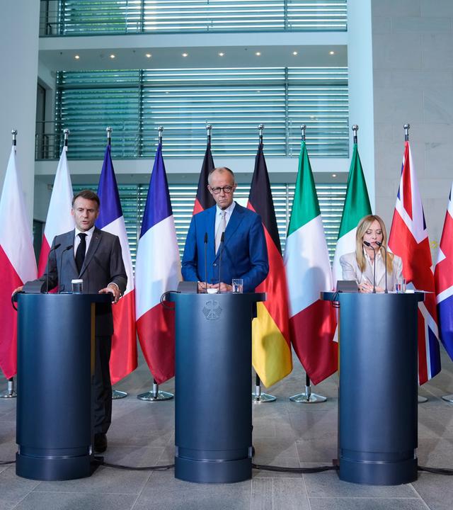 Der polnische Premierminister Donald Tusk, der französische Präsident Emmanuel Macron, der deutsche Bundeskanzler Friedrich Merz, die italienische Premierministerin Giorgia Meloni und der britische Premierminister Keir Starmer nehmen an einer Pressekonferenz auf dem E5-NATO-Gipfel in Berlin teil.