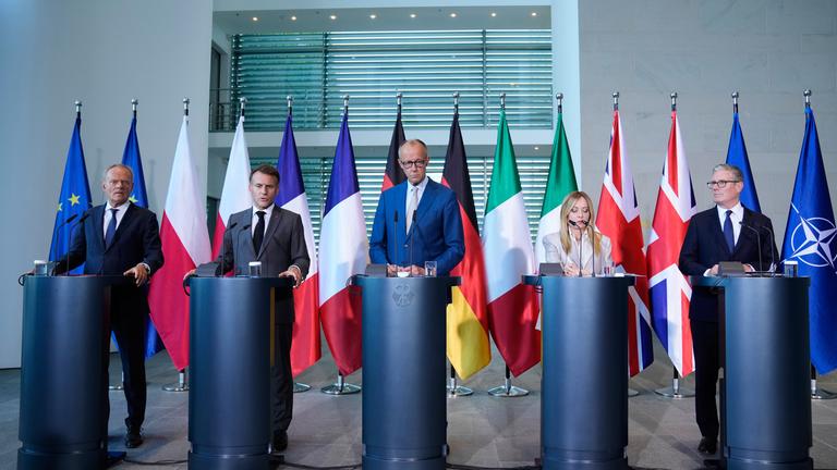 Der polnische Premierminister Donald Tusk, der französische Präsident Emmanuel Macron, der deutsche Bundeskanzler Friedrich Merz, die italienische Premierministerin Giorgia Meloni und der britische Premierminister Keir Starmer nehmen an einer Pressekonferenz auf dem E5-NATO-Gipfel in Berlin teil.