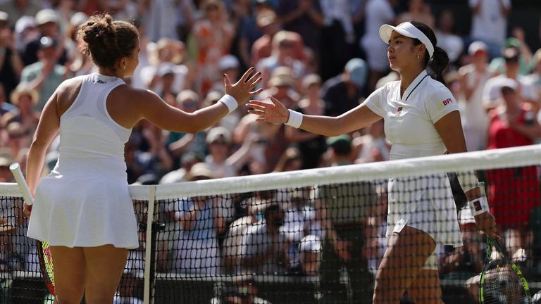 Jasmine Paolini und Alexandra Eala (rechts).