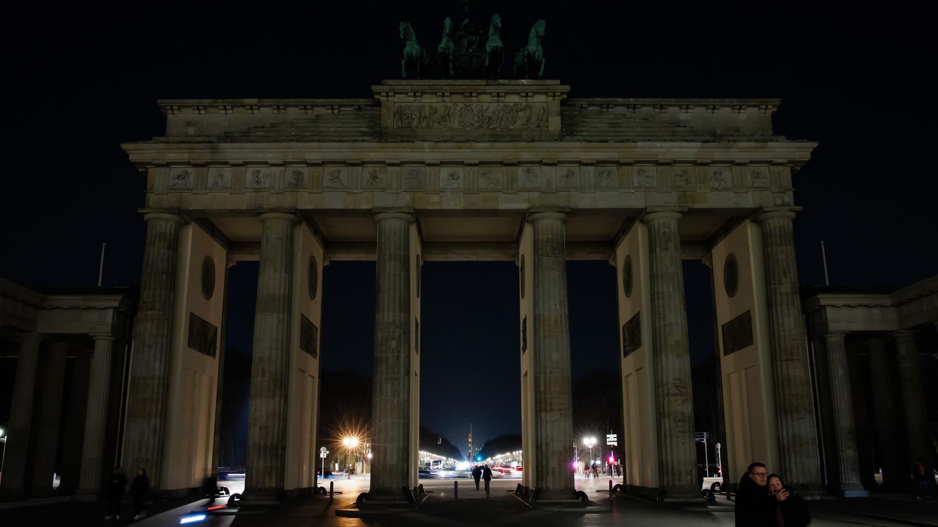 Das Brandenburger Tor im Dunkeln: Zur Earth Hour 2025 wurden die Lichter für eine Stunde abgeschaltet.