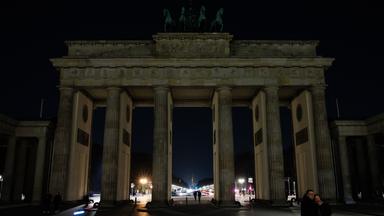 Das Brandenburger Tor im Dunkeln: Zur Earth Hour 2025 wurden die Lichter für eine Stunde abgeschaltet.