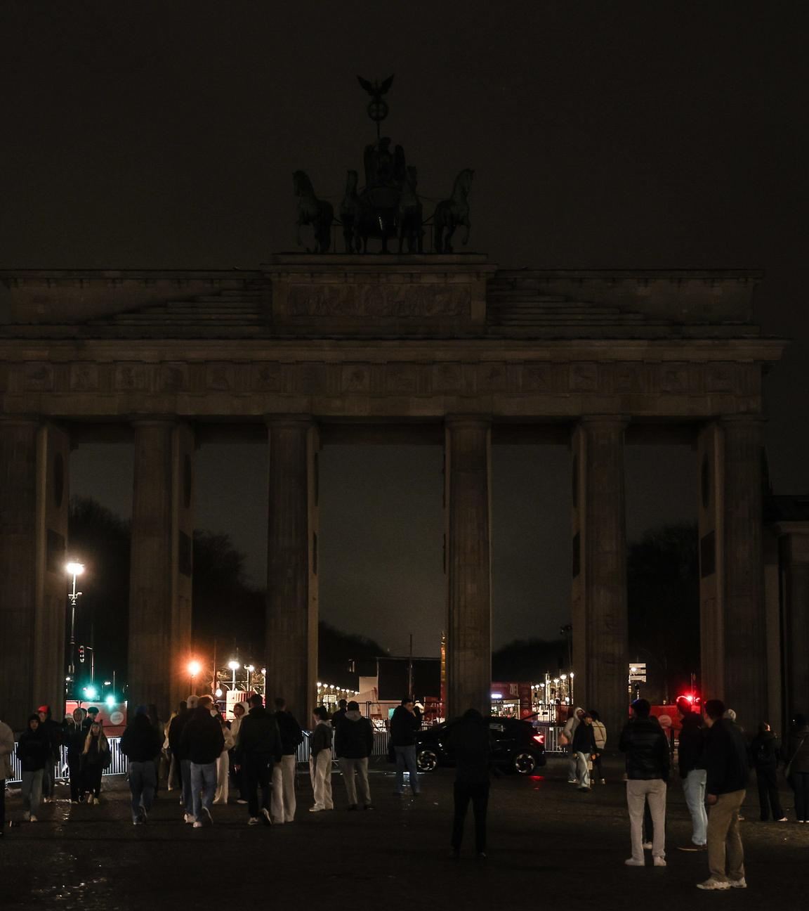 Das Brandenburger Tor wird nicht mehr beleuchtet, kurz nachdem die Lichter ausgeschaltet und die sogenannte Earth Hour in Berlin begonnen hat.