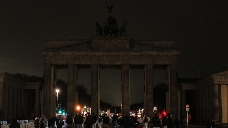 Das Brandenburger Tor wird nicht mehr beleuchtet, kurz nachdem die Lichter ausgeschaltet und die sogenannte Earth Hour in Berlin begonnen hat.