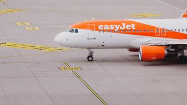 Flugzeug der Firma Easyjet steht am Flughafen BER in Berlin.