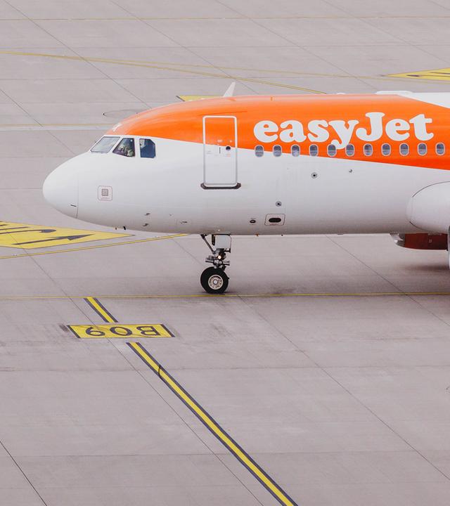 Flugzeug der Firma Easyjet steht am Flughafen BER in Berlin.