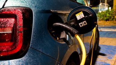 Mit birektionalem Laden wird das E-Auto zum Stromspeicher, doch vielerorts fehlt die Technik.