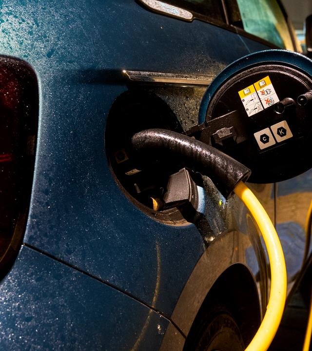 Mit birektionalem Laden wird das E-Auto zum Stromspeicher, doch vielerorts fehlt die Technik.
