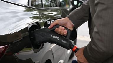 Mit birektionalem Laden wird das E-Auto zum Stromspeicher, doch das Erneuerbare-Energien-Gesetz bereitet Probleme.